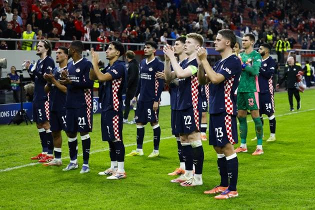 PIRAEUS - PSV players during the UEFA Champions League match between Olympiacos FC and PSV Eindhoven at the Georgios Karaiskakis Stadium on November 4, 2025, in Piraeus, Greece. ANP MAURICE VAN STEEN UEFA Champions League Matchday 4 2025-2026 xVIxANPxSportx xxANPxIVx 541247755 originalFilename: 541247755.jpg