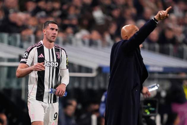 JuventusÕs Dusan Vlahovic and JuventusÕs head coach Luciano Spalletti during the Uefa Champions League soccer match, between Juventus and Sporting CP at the Allianz Stadium in Turin, League phase Matchday 4, north west Italy - Tuesday, November 4, 2025. - Soccer  Copyright: xFabioxFerrari LaPressex