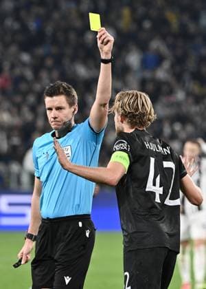 Juventus v Sporting Lisbon - UEFA Champions League TURIN, ITALY, NOVEMBER 4: Referee Daniel Siebert give a yellow card to Sporting Lisbon s midfielder Morten Hjulmand during the League phase UEFA Champions League football match between Juventus and Sporting Lisbon at the Juventus Stadium in Turin, Italy, on November 4, 2025. Isabella Bonotto Anadolu Turin Italy. Editorial use only. Please get in touch for any other usage.  Copyright: x2025xAnadoluxIsabellaxBonottox