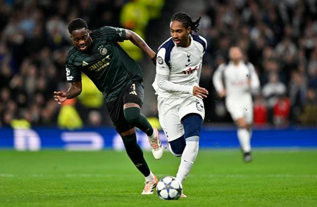 Tottenham Hotspur V Copenhagen , UEFA Champions League. Djed Spence (Spurs) and Munashe Garananga (Copenhagen) during the Tottenham Hotspur V Copenhagen UEFA Champions League, League stage match at the Tottenham Hotspur Stadium, London. Tottenham Tottenham Hotspur Stadium UK Copyright: xMartinxDaltonx Spurs_Copenhagen_041125_MD_041