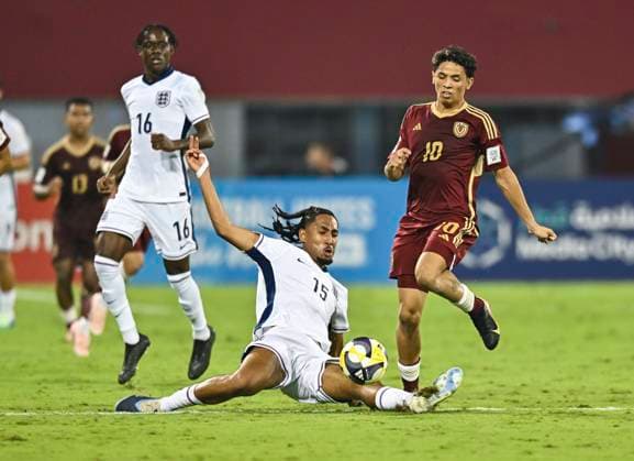 Fußball, U17 WM, England - Venezuela England v Venezuela: Group E - FIFA U-17 World Cup Qatar 2025 Kaden BRAITHWAITE (L) of England and Yerwin SULBARAN of Venezuela in action during the FIFA U-17 World Cup Qatar 2025 Group E match between England and Venezuela in Doha, Qatar, on November 4, 2025 DOHA Qatar Copyright: xNOUSHADx