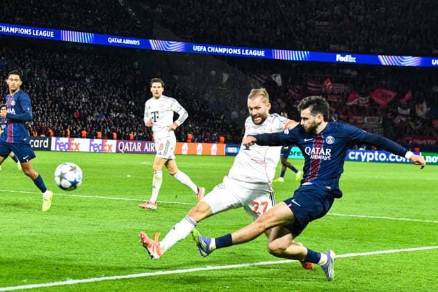 FOOTBALL : Paris Saint Germain vs FC Bayern Munich - Ligue des Champions - Phase de Ligue - JournÃ e 4 - 04 11 2025 Khvicha Kvaratskhelia (Paris SG) Konrad Laimer (Bayern Munich) ParisFrance  Copyright: xLaptistex