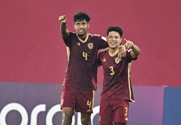 Fußball, U17 WM, England - Venezuela England v Venezuela: Group E - FIFA U-17 World Cup Qatar 2025 Eider BARRIOS (R) of Venezuela celebrates with his teammates after scoring the goal during the FIFA U-17 World Cup Qatar 2025 Group E match between England and Venezuela in Doha, Qatar, on November 4, 2025 DOHA Qatar Copyright: xNOUSHADx