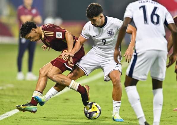 Fußball, U17 WM, England - Venezuela England v Venezuela: Group E - FIFA U-17 World Cup Qatar 2025 Alejandro GOMES RODRIGUEZ (R) of England Diego CLAUT of Venezuela in action during the FIFA U-17 World Cup Qatar 2025 Group E match between England and Venezuela in Doha, Qatar, on November 4, 2025 DOHA Qatar Copyright: xNOUSHADx