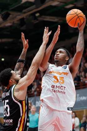 v.l-r.: David Muenkat (Fitness First Wuerzburg Baskets, 55) und Fabian White Jr (Galatasaray MCT Technic, 35), 04.11.2025, Basketball, Champions League, Fitness First Wuerzburg Baskets - Galatasaray MCT Technic, GER, Wuerzburg, tectake ARENA, Copyright: HMBxMedia xHeikoxBecker