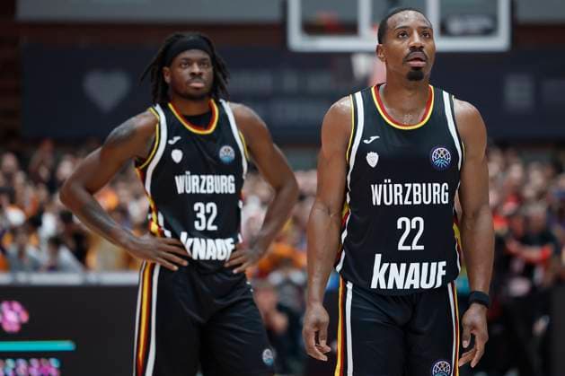 v.l-r.: Charles Thompson (Fitness First Wuerzburg Baskets, 32) und Johnathan Stove (Fitness First Wuerzburg Baskets, 22), 04.11.2025, Basketball, Champions League, Fitness First Wuerzburg Baskets - Galatasaray MCT Technic, GER, Wuerzburg, tectake ARENA, Copyright: HMBxMedia xHeikoxBecker