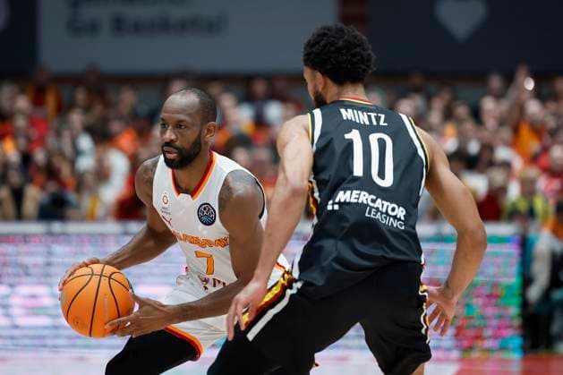 v.l-r.: Will Cummings (Galatasaray MCT Technic, 7) and Davion Mintz (Fitness First Wuerzburg Baskets, 10), 04.11.2025, Basketball, Champions League, Fitness First Wuerzburg Baskets - Galatasaray MCT Technic, GER, Wuerzburg, tectake ARENA, Copyright: HMBxMedia xHeikoxBecker