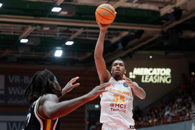 v.l-r.: Charles Thompson (Fitness First Wuerzburg Baskets, 32) and Fabian White Jr (Galatasaray MCT Technic, 35), 04.11.2025, Basketball, Champions League, Fitness First Wuerzburg Baskets - Galatasaray MCT Technic, GER, Wuerzburg, tectake ARENA, Copyright: HMBxMedia xHeikoxBecker