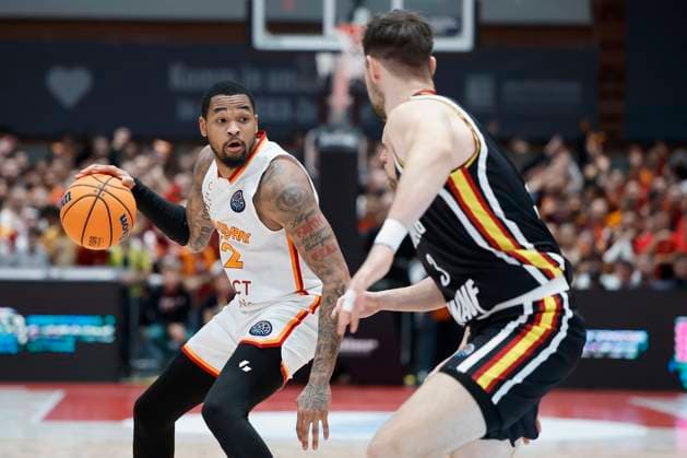 v.l-r.: James Palmer Jr (Galatasaray MCT Technic, 12) and Leo Saffer (Fitness First Wuerzburg Baskets, 3), 04.11.2025, Basketball, Champions League, Fitness First Wuerzburg Baskets - Galatasaray MCT Technic, GER, Wuerzburg, tectake ARENA, Copyright: HMBxMedia xHeikoxBecker