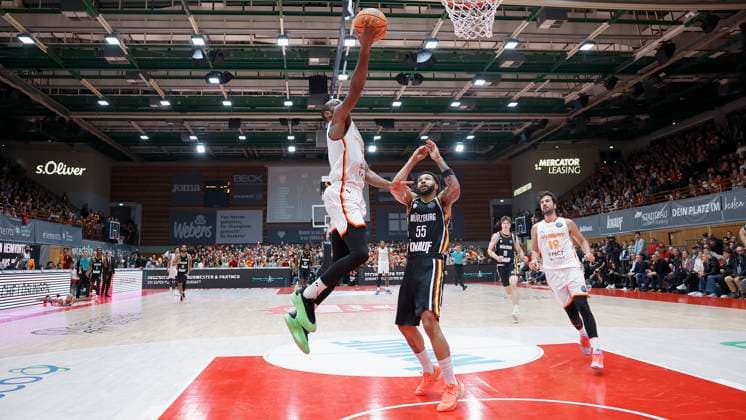 v.l-r.: Will Cummings (Galatasaray MCT Technic, 7), David Muenkat (Fitness First Wuerzburg Baskets, 55) and Bugrahan Tuncer (Galatasaray MCT Technic, 19), 04.11.2025, Basketball, Champions League, Fitness First Wuerzburg Baskets - Galatasaray MCT Technic, GER, Wuerzburg, tectake ARENA, Copyright: HMBxMedia xHeikoxBecker