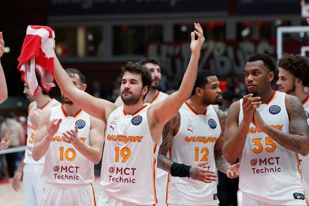 v.l-r.: The Galatasaray players Ridvan Oncel (Galatasaray MCT Technic, 10), Bugrahan Tuncer (Galatasaray MCT Technic, 19), James Palmer Jr (Galatasaray MCT Technic, 12) und Fabian White Jr (Galatasaray MCT Technic, 35) thank their fans. 04.11.2025, Basketball, Champions League, Fitness First Wuerzburg Baskets - Galatasaray MCT Technic, GER, Wuerzburg, tectake ARENA, Copyright: HMBxMedia xHeikoxBecker
