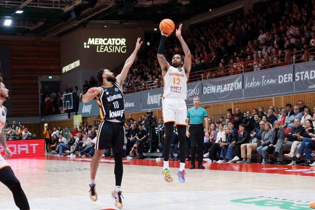 v.l-r.: Davion Mintz (Fitness First Wuerzburg Baskets, 10) and James Palmer Jr (Galatasaray MCT Technic, 12), 04.11.2025, Basketball, Champions League, Fitness First Wuerzburg Baskets - Galatasaray MCT Technic, GER, Wuerzburg, tectake ARENA, Copyright: HMBxMedia xHeikoxBecker
