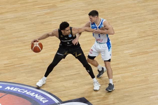 Basketball, Europe Cup, Anwil Wloclawek - Basketball Löwen Braunschweig 2025.11.04 Wloclawek Koszykowka, Europejskie Puchary, FIBA Europe Cup, Sezon 2025 2026 4 kolejka FEC, Grupa F, mecz Anwil Wloclawek - Basketball Lowen Brunszwik N z Elvar Fridriksson (Anwil nr 0) Adrian Worthy (BLB nr 0) Foto Piotr Kieplin PressFocus 2025.11.04 Wloclawek Basketball, FIBA Europe Cup, Season 2025 2026 Regular Season, Group F gameday 4 Anwil Wloclawek - Basketball Lowen Braunschweig Elvar Fridriksson (Anwil nr 0) Adrian Worthy (BLB nr 0) Credit: Piotr Kieplin PressFocus NEWSPIX.PL --- newspix.pl