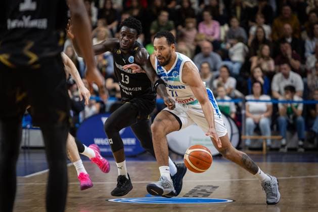 Basketball, Europe Cup, Anwil Wloclawek - Basketball Löwen Braunschweig 2025.11.04 Wloclawek Koszykowka, Europejskie Puchary, FIBA Europe Cup, Sezon 2025 2026 4 kolejka FEC, Grupa F, mecz Anwil Wloclawek - Basketball Lowen Brunszwik N z Nijal Pearson (Anwil nr 77) Barra Njie (BLB nr 13) Foto Piotr Kieplin PressFocus 2025.11.04 Wloclawek Basketball, FIBA Europe Cup, Season 2025 2026 Regular Season, Group F gameday 4 Anwil Wloclawek - Basketball Lowen Braunschweig Nijal Pearson (Anwil nr 77) Barra Njie (BLB nr 13) Credit: Piotr Kieplin PressFocus NEWSPIX.PL --- newspix.pl