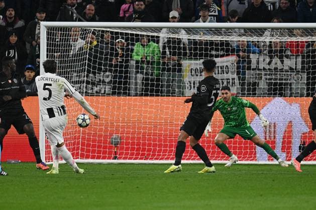 CALCIO - UEFA Champions League - Juventus FC vs Sporting CP Manuel Locatelli (Fc Juventus) in action during Juventus FC vs Sporting CP, UEFA Champions League football match in Turin, Italy, November 04 2025 Turin Italy  Copyright: xIPAxSport ABACAx