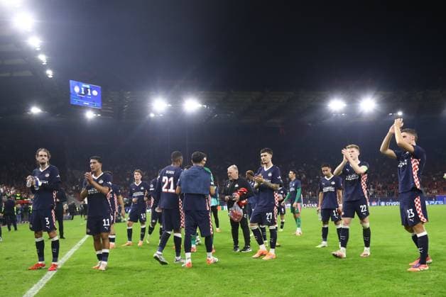 UEFA Champions League Olympiacos vs PSV Eindhoven - Players of PSV Eindhoven celebrate after the UEFA Champions League Phase matchday 4 soccer match between Olympiacos FC and PSV Eindhoven in Stadium Georgios Karaiskakis in Piraeus, Greece, 4 November 2025.. IMAGO ONE INCH PRODUCTIONS PIRAEUS Greece Copyright: xONExINCHxPRODUCTIONSx 6718988