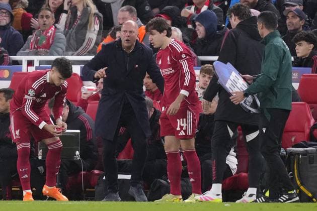 Liverpool FC v Real Madrid C.F. - UEFA Champions League LIVERPOOL, ENGLAND - NOVEMBER 4: Arne Slot head coach of Liverpool gives instructions to Federico Chiesa right winger of Liverpool and Italy during the UEFA Champions League 2025 26 League Phase MD4 match between Liverpool FC and Real Madrid C.F. at Anfield on November 4, 2025 in Liverpool, United Kingdom. Jose Hernandez Anadolu Liverpool United Kingdom. Editorial use only. Please get in touch for any other usage.  Copyright: x2025xAnadoluxJosexHernandezx