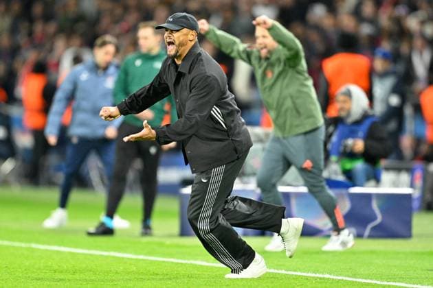 Paris, Parc des Princes, 04.11.25, FRA, Herren, UEFA Champions Leaugue, Saison 2025-2026, Paris Saint Germain - FC Bayern Muenchen Bild: Schlussjubel, Emotion, Freude bei Trainer Vincent KOMPANY (Muenchen) UEFA regulations prohibit any use of photographs as image sequences and or quasi-video. Ile-de-France Frankreich