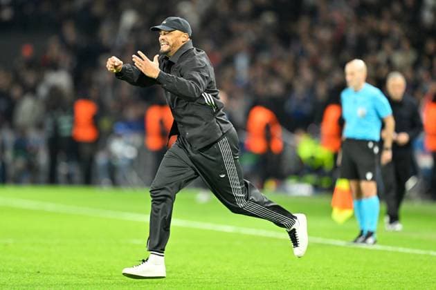 Paris, Parc des Princes, 04.11.25, FRA, Herren, UEFA Champions Leaugue, Saison 2025-2026, Paris Saint Germain - FC Bayern Muenchen Bild: Schlussjubel, Emotion, Freude bei Trainer Vincent KOMPANY (Muenchen) UEFA regulations prohibit any use of photographs as image sequences and or quasi-video. Ile-de-France Frankreich