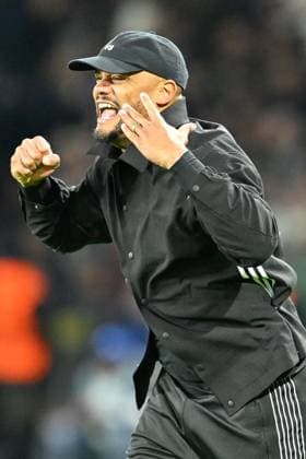 Paris, Parc des Princes, 04.11.25, FRA, Herren, UEFA Champions Leaugue, Saison 2025-2026, Paris Saint Germain - FC Bayern Muenchen Bild: Schlussjubel, Emotion, Freude bei Trainer Vincent KOMPANY (Muenchen) UEFA regulations prohibit any use of photographs as image sequences and or quasi-video. Ile-de-France Frankreich