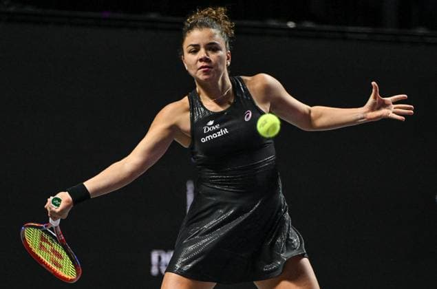 WTA, Tennis Damen Finals 2025 - Day Four RIYADH, SAUDI ARABIA NOVEMBER 4, 2025: Jasmine Paolini of Italy plays against Coco Gauff of the United States during their second group-stage match on Day 4 of the 2025 WTA Finals, part of the Hologic WTA Tour, at King Saud University Indoor Arena in Riyadh, Saudi Arabia, on November 4, 2025. Riyadh Saudi Arabia  Copyright: xSTRx originalFilename:str-wtafinal251104_npwxI.jpg
