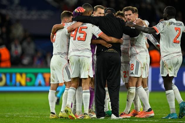 Paris, Parc des Princes, 04.11.25, FRA, Herren, UEFA Champions Leaugue, Saison 2025-2026, Paris Saint Germain - FC Bayern Muenchen Bild: Schlussjubel, Emotion, Freude Bein den Spielern des FC Bayern mit Trainer Vincent KOMPANY (Muenchen) UEFA regulations prohibit any use of photographs as image sequences and or quasi-video. Ile-de-France Frankreich
