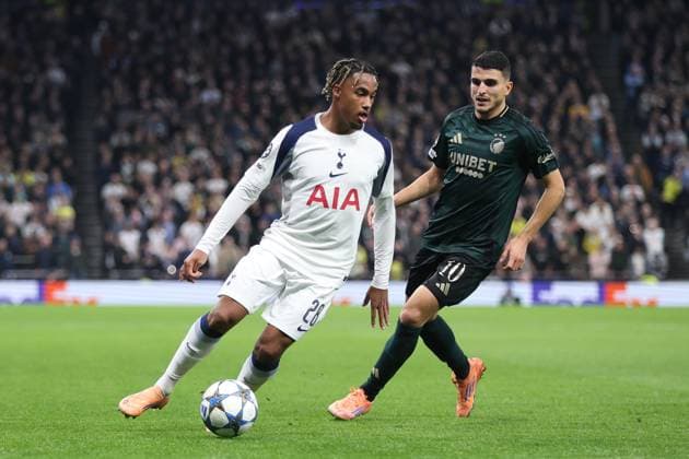 Wilson Odobert of Tottenham Hotspur receives pressure from Mohamed Elyounoussi of Copenhagen during the UEFA Champions League match between Tottenham Hotspur and Copenhagen at Tottenham Hotspur Stadium in London, England (Photo by Alexander Canillas Sports Press Photo SPP) Copyright: xAlexanderxCanillas SPPx Sportspressphoto_SPR56970