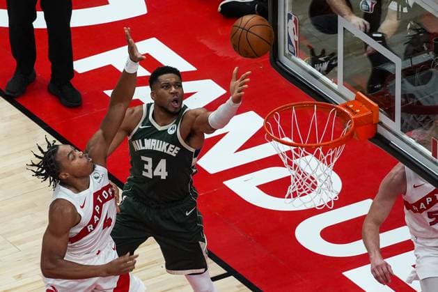 Milwaukee Bucks vs Toronto Raptors TORONTO, CANADA - NOVEMBER 4 : Giannis Antetokounmpo (34) of Milwaukee Bucks in action against Scottie Barnes (4) of Toronto Raptors during the NBA, Basketball Herren, USA basketball game between Milwaukee Bucks and Toronto Raptors at the Scotiabank Arena on November 4, 2025 in Toronto, Ontario, Canada. Mert Alper Dervis Anadolu Ontario Canada. Editorial use only. Please get in touch for any other usage.  Copyright: x2025xAnadoluxMertxAlperxDervisx