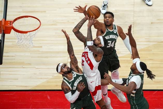 Milwaukee Bucks vs Toronto Raptors TORONTO, CANADA - NOVEMBER 4 : Brandon Ingram (3) of Toronto Raptors in action against Giannis Antetokounmpo (34) of Milwaukee Bucks during the NBA, Basketball Herren, USA basketball game between Milwaukee Bucks and Toronto Raptors at the Scotiabank Arena on November 4, 2025 in Toronto, Ontario, Canada. Mert Alper Dervis Anadolu Ontario Canada. Editorial use only. Please get in touch for any other usage.  Copyright: x2025xAnadoluxMertxAlperxDervisx
