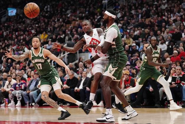November 4, 2025, Toronto, On, CANADA: Toronto Raptors Jamal Shead (centre) moves the ball between Milwaukee Bucks Amir Coffey (17) and Bobby Portis (9) during first half NBA, Basketball Herren, USA basketball action in Toronto on Tuesday, November 4, 2025. Canada News - November 4, 2025  - ZUMAc35_ 20251104_zaf_c35_130 Copyright: xNathanxDenettex