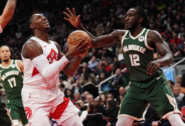 November 4, 2025, Toronto, On, CANADA: Toronto Raptors RJ Barrett (9) battles for the ball with Milwaukee Bucks Taurean Prince (12) during first half NBA, Basketball Herren, USA basketball action in Toronto on Tuesday, November 4, 2025. Canada News - November 4, 2025  - ZUMAc35_ 20251104_zaf_c35_132 Copyright: xNathanxDenettex