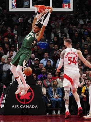 November 4, 2025, Toronto, On, CANADA: Milwaukee Bucks Giannis Antetokounmpo (34) dunks as Toronto Raptors Sandro Mamukelashvili (54) looks on during first half NBA, Basketball Herren, USA basketball action in Toronto on Tuesday, November 4, 2025. Canada News - November 4, 2025  - ZUMAc35_ 20251104_zaf_c35_134 Copyright: xNathanxDenettex