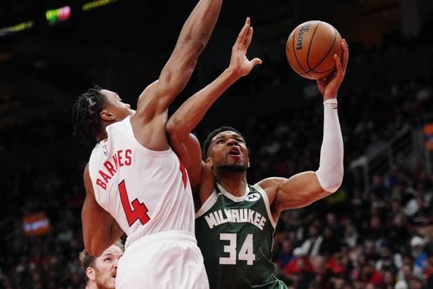 November 4, 2025, Toronto, On, CANADA: Milwaukee Bucks Giannis Antetokounmpo (34) drives at Toronto Raptors Scottie Barnes (4) during second half NBA, Basketball Herren, USA basketball action in Toronto on Tuesday, November 4, 2025. Canada News - November 4, 2025  - ZUMAc35_ 20251104_zaf_c35_142 Copyright: xNathanxDenettex