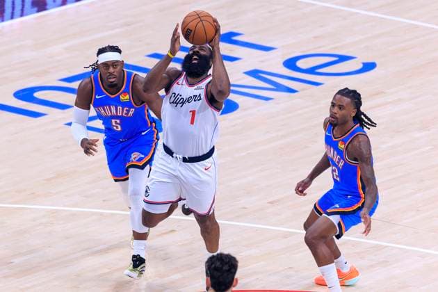 November 4, 2025, Inglewood, California, USA: James Harden 1 of the Los Angeles Clippers puts up a shot in-between Luguentz Dort 5 and Cason Wallace 22 of the Oklahoma City Thunder during their 2025 NBA, Basketball Herren, USA regular season game on Tuesday November 4, 2025 at Intuit Dome Arena in Inglewood, California. JAVIER ROJAS PI Inglewood USA - ZUMAp124 20251104_zaa_p124_002 Copyright: xJavierxRojasx