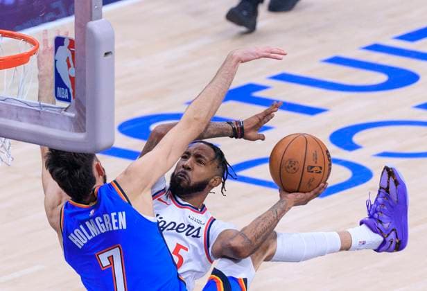 November 4, 2025, Inglewood, California, USA: Derrick Jones Jr. 5 of the Los Angeles Clippers puts up a shot over Chet Holmgren 7 of the Oklahoma City Thunder during their 2025 NBA, Basketball Herren, USA regular season game on Tuesday November 4, 2025 at Intuit Dome Arena in Inglewood, California. JAVIER ROJAS PI Inglewood USA - ZUMAp124 20251104_zaa_p124_008 Copyright: xJavierxRojasx