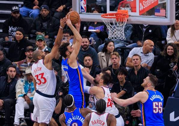 November 4, 2025, Inglewood, California, USA: Nicolas Batum 33 of the Los Angeles Clippers blocks a shot by Chet Holmgren 7 of the Oklahoma City Thunder during their 2025 NBA, Basketball Herren, USA regular season game on Tuesday November 4, 2025 at Intuit Dome Arena in Inglewood, California. JAVIER ROJAS PI Inglewood USA - ZUMAp124 20251104_zaa_p124_009 Copyright: xJavierxRojasx