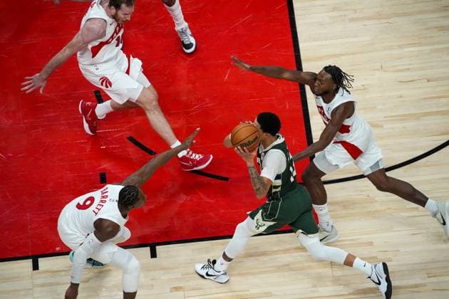 Milwaukee Bucks vs Toronto Raptors TORONTO, CANADA - NOVEMBER 4 : Ryan Rollins (13) of Milwaukee Bucks in action during the NBA, Basketball Herren, USA basketball game between Milwaukee Bucks and Toronto Raptors at the Scotiabank Arena on November 4, 2025 in Toronto, Ontario, Canada. Mert Alper Dervis Anadolu Ontario Canada. Editorial use only. Please get in touch for any other usage.  Copyright: x2025xAnadoluxMertxAlperxDervisx
