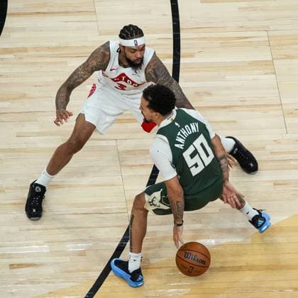 Milwaukee Bucks vs Toronto Raptors TORONTO, CANADA - NOVEMBER 4 : Cole Anthony (50) of Milwaukee Bucks in action against Brandon Ingram (3) of Toronto Raptors during the NBA, Basketball Herren, USA basketball game between Milwaukee Bucks and Toronto Raptors at the Scotiabank Arena on November 4, 2025 in Toronto, Ontario, Canada. Mert Alper Dervis Anadolu Ontario Canada. Editorial use only. Please get in touch for any other usage.  Copyright: x2025xAnadoluxMertxAlperxDervisx