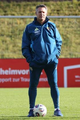 04.11.2025, xmohx, Fussball 3.Liga, 1.FC Saarbrücken - Training v.l. Trainer Alois Schwartz (1.FC Saarbruecken) (DFL DFB REGULATIONS PROHIBIT ANY USE OF PHOTOGRAPHS as IMAGE SEQUENCES and or QUASI-VIDEO) Saarbrücken