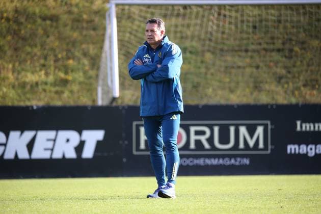 04.11.2025, xmohx, Fussball 3.Liga, 1.FC Saarbrücken - Training v.l. Trainer Alois Schwartz (1.FC Saarbruecken) (DFL DFB REGULATIONS PROHIBIT ANY USE OF PHOTOGRAPHS as IMAGE SEQUENCES and or QUASI-VIDEO) Saarbrücken
