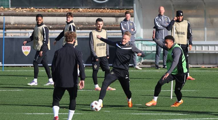 Stuttgart , Fußball Training VfB Stuttgart , Abschlusstraining vor dem Europa league Spiel gegen Feyenoord Rotterdam , von links: Chris Führich Luca Jaquez