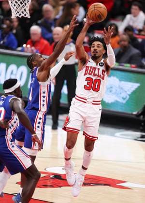(251105) -- CHICAGO, Nov. 5, 2025 -- Chicago Bulls Tre Jone (R) goes to the basket during the 2025-2026 NBA, Basketball Herren, USA regular season match between Chicago Bulls and Philadelphia 76ers in Chicago, the United States, on Nov. 4, 2025. (Photo by Xinhua) (SP)U.S.-CHICAGO-BASKETBALL-NBA-BULLS VS 76ERS JoelxLerner 