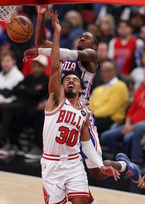 (251105) -- CHICAGO, Nov. 5, 2025 -- Philadelphia 76ers Tyrese Maxey (back) blocks the shot of Chicago Bulls Tre Jones during the 2025-2026 NBA, Basketball Herren, USA regular season match between Chicago Bulls and Philadelphia 76ers in Chicago, the United States, on Nov. 4, 2025. (Photo by Xinhua) (SP)U.S.-CHICAGO-BASKETBALL-NBA-BULLS VS 76ERS JoelxLerner 