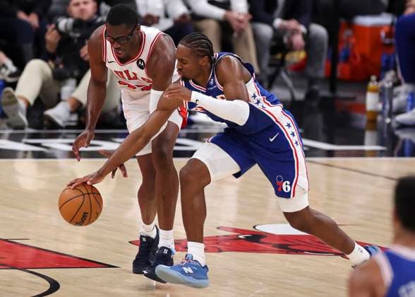 (251105) -- CHICAGO, Nov. 5, 2025 -- Philadelphia 76ers Tyrese Maxey (front) steals the ball from Chicago Bulls Jalen Smith during the 2025-2026 NBA, Basketball Herren, USA regular season match between Chicago Bulls and Philadelphia 76ers in Chicago, the United States, on Nov. 4, 2025. (Photo by Xinhua) (SP)U.S.-CHICAGO-BASKETBALL-NBA-BULLS VS 76ERS JoelxLerner 