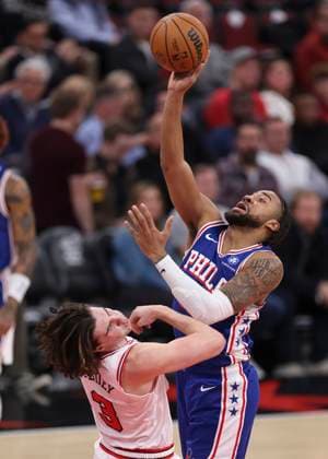 (251105) -- CHICAGO, Nov. 5, 2025 -- Philadelphia 76ers Trendon Watford (R) goes to the basket during the 2025-2026 NBA, Basketball Herren, USA regular season match between Chicago Bulls and Philadelphia 76ers in Chicago, the United States, on Nov. 4, 2025. (Photo by Xinhua) (SP)U.S.-CHICAGO-BASKETBALL-NBA-BULLS VS 76ERS JoelxLerner 