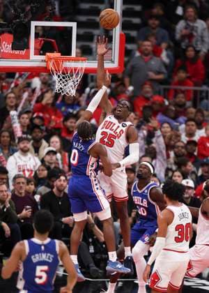 (251105) -- CHICAGO, Nov. 5, 2025 -- Chicago Bulls Jalen Smith (top R) defends Philadelphia 76ers Tyrese Maxey (top L) during the 2025-2026 NBA, Basketball Herren, USA regular season match between Chicago Bulls and Philadelphia 76ers in Chicago, the United States, on Nov. 4, 2025. (Photo by Xinhua) (SP)U.S.-CHICAGO-BASKETBALL-NBA-BULLS VS 76ERS JoelxLerner 