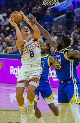 (251105) -- SAN FRANCISCO, Nov. 5, 2025 -- Grayson Allen (L) of Phoenix Suns goes up for a layup during the 2025-2026 NBA, Basketball Herren, USA regular season match between Phoenix Suns and Golden State Warriors in San Francisco, the United States, on Nov. 4, 2025. (Photo by Xinhua) (SP)U.S.-SAN FRANCISCO-BASKETBALL-NBA-SUNS VS WARRIORS DongxXudong 
