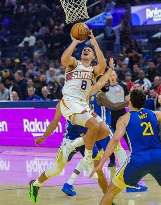 (251105) -- SAN FRANCISCO, Nov. 5, 2025 -- Grayson Allen (L) of Phoenix Suns goes up for a layup during the 2025-2026 NBA, Basketball Herren, USA regular season match between Phoenix Suns and Golden State Warriors in San Francisco, the United States, on Nov. 4, 2025. (Photo by Xinhua) (SP)U.S.-SAN FRANCISCO-BASKETBALL-NBA-SUNS VS WARRIORS DongxXudong 