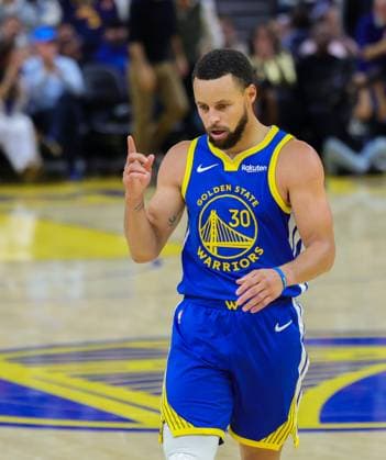 (251105) -- SAN FRANCISCO, Nov. 5, 2025 -- Stephen Curry of Golden State Warriors reacts during the 2025-2026 NBA, Basketball Herren, USA regular season match between Phoenix Suns and Golden State Warriors in San Francisco, the United States, on Nov. 4, 2025. (Photo by Xinhua) (SP)U.S.-SAN FRANCISCO-BASKETBALL-NBA-SUNS VS WARRIORS DongxXudong 