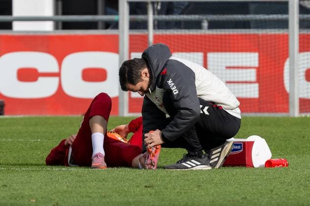05.11.2025, Fussball: 1. Bundesliga, Saison 2025 2026, oeffentliches Training, 1. FC Koeln auf dem Trainingsgelände am Geissbockheim in Koeln. Said El Mala (1. FC Koeln, 13) wird nach einem Foul auf dem Rasen behandelt. Foto: Kirchner-Media TH Copyright: xKirchner-Media THx